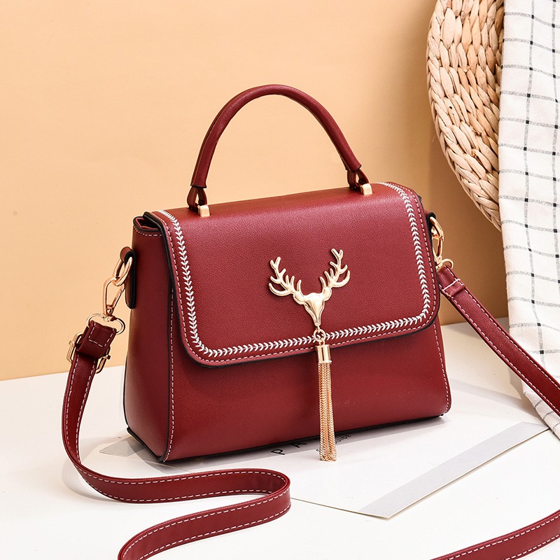 กระเป๋าสะพายข้างผู้หญิง กระเป๋าแฟชั่น By AKAF