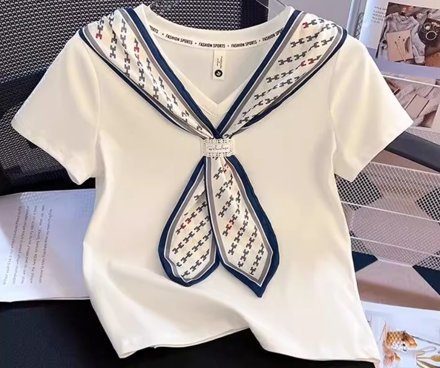 เสื้อยืด ผู้หญิง แบบน่ารัก ๆ เสื้อยืด สไตล์ลูกเรือ หรือ เสื้อสไตล์กะลาสี ดีไซน์ เป็น ผ้าผูกคอ แบบเก๋ ๆ สีขาว สีดำ 841470