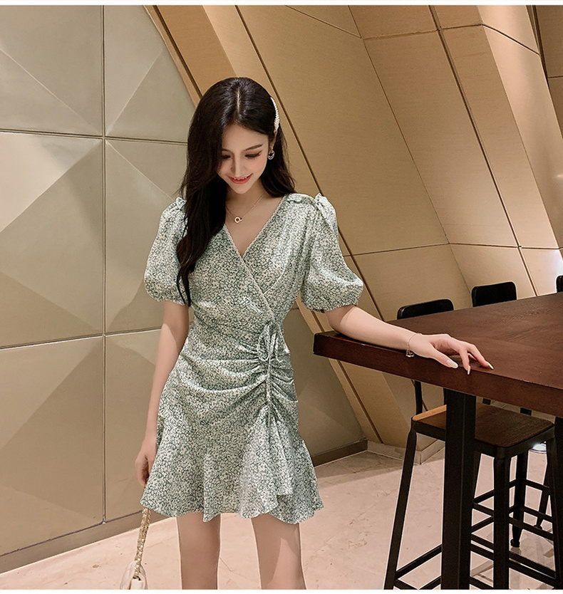 Dress4677 เดรสชีฟองลายดอกไม้ ทรงคอวีป้าย ชายระบาย มีซับในอย่างดี แต่งสายรูดช่วงกระโปรงเก๋ๆ ดูมีดีเทล ผ้าชีฟองเนื้อดีนุ่มมีน้ำหนักใส่สบาย งานสวยผ้านุ่มน่าใส่ ทรงนี้ใส่ได้เรื่อยๆ ใส่ทำงาน/ใส่เที่ยว ชุดเดียวเอาอยู่ **พร้อมส่งสีเขียวสีเดียวค่