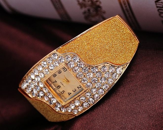 นาฬิกาข้อมือ นาฬิกาผู้หญิง แบบ กำไลข้อมือ ทอง 18 K ทอง ดีไซน์ พ่นทราย ตกแต่งเพชร ล้อมกรอบนาฬิกา นาฬิกาข้อมือใส่ออกงาน สุดหรู 372321