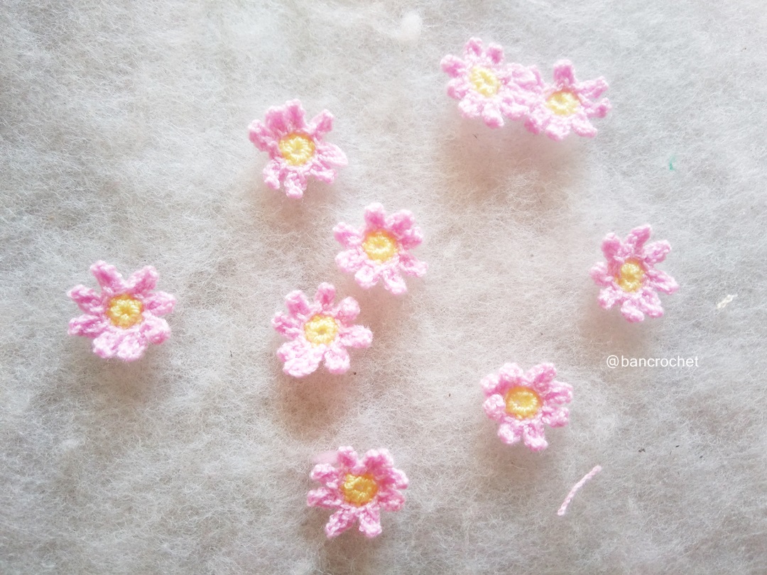 Bancrochet ดอกไม้จิ๋วถักโครเชต์ crochet mini flowers สีชมพูอ่อน 0.5 นิ้ว