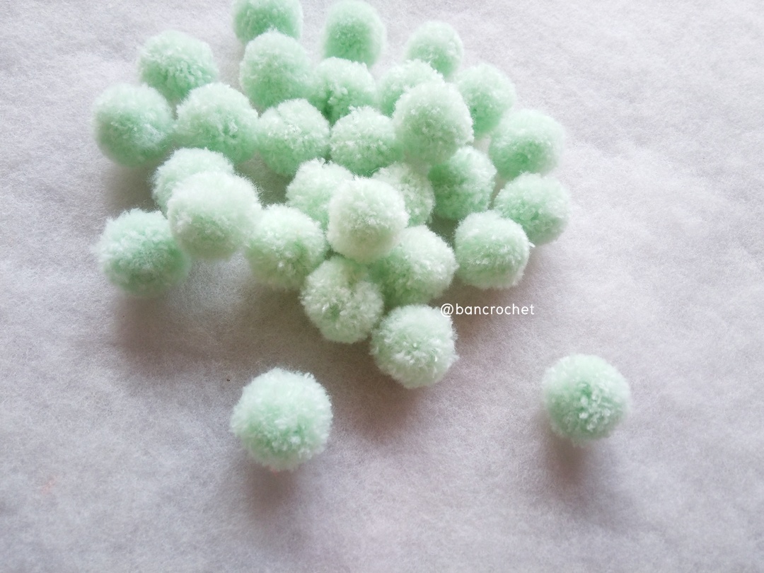 ปอมปอมไหมพรม ขนาด 2.5-3 ซม pom poms crochet เขียวอ่อน 2.5-3ซม.