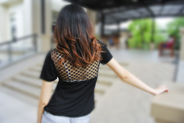 เสื้อยืดคอวี โชว์หลังลายตาราง