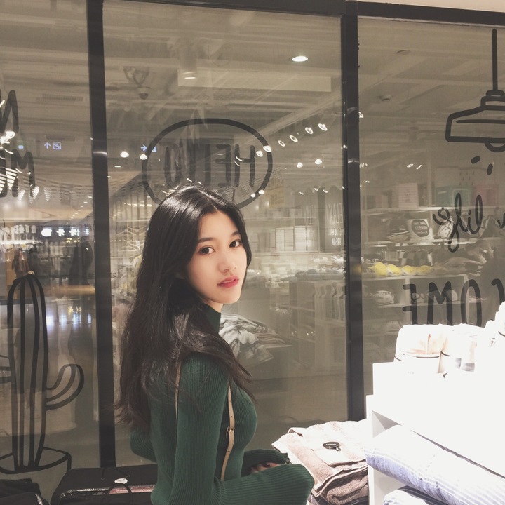 สีเขียว : เสื้อสเวตเตอร์ ไหมพรมคอตั้ง ลายทางในตัว ผ้ายืดได้เยอะ