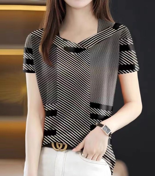 เสื้อยืดแฟชั่น ผู้หญิง สีขาวตัดดำ แบบลาย เสื้อแฟชั่น วัยทำงาน ใส่สวย มีสไตล์ คอวีเล็กน้อย 183761