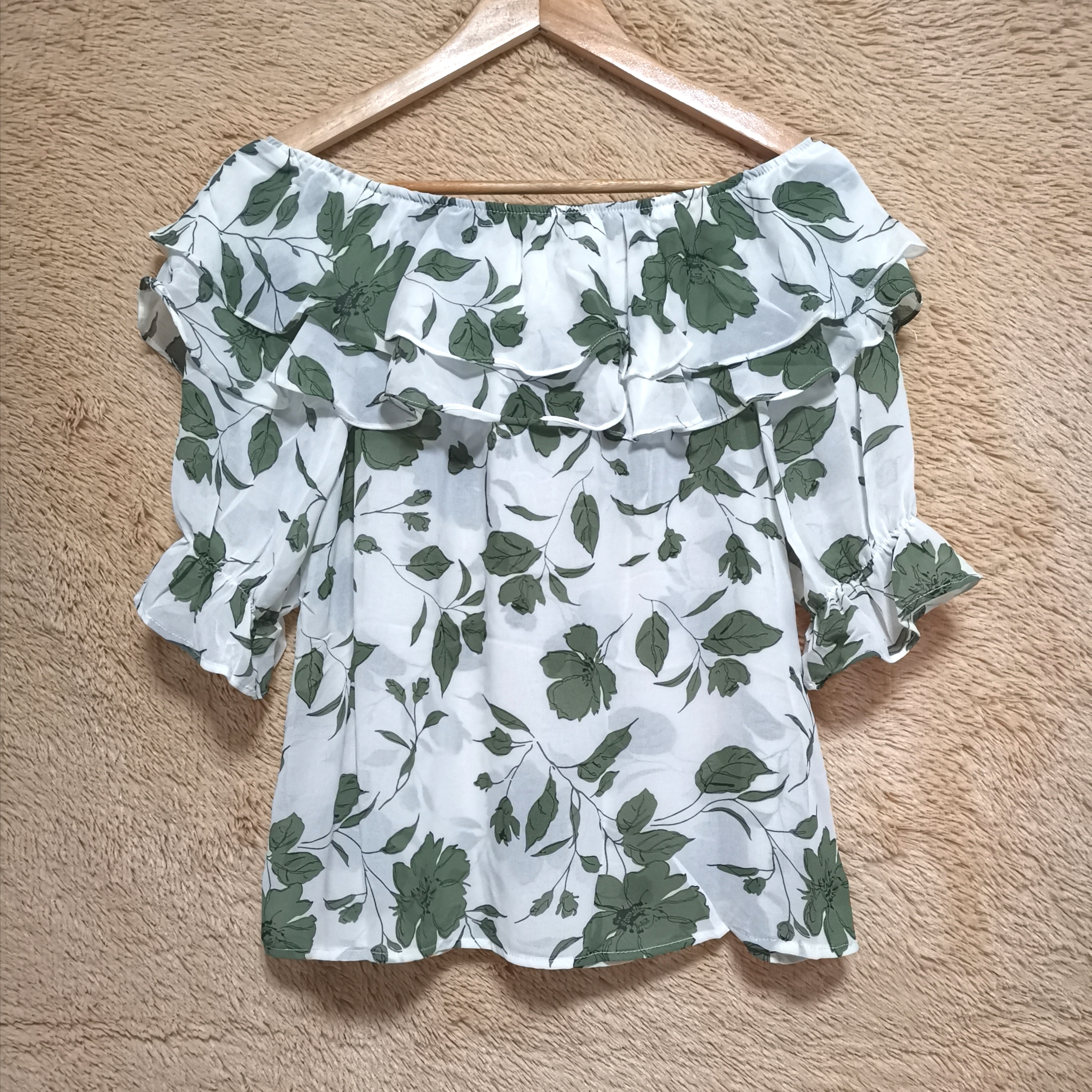 🌷 Blouse3784 เสื้อเปิดไหล่ลายดอกไม้ ดีเทลสม็อครอบบ่าแต่งระบายสุดน่ารัก แขนตุ๊กตาฟูเบาๆ เพิ่มความหวานแบบลูกคุณ