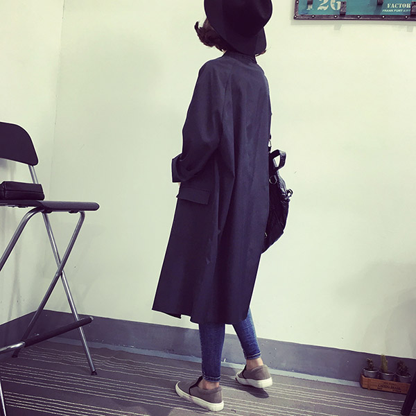 เสื้อคลุมสไตล์เกาหลี ทรงยาว ผ้าเนื้อด้าน ไม่หนา ใส่คลุมกำลังดี เท่ๆ พร้อมส่งเลยจ้า สีกรมท่า