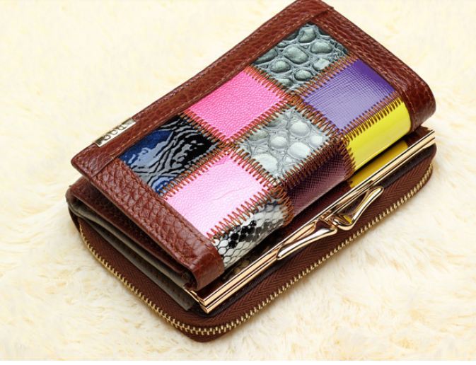 กระเป๋าสตางค์ผู้หญิง ใบสั้น กระเป๋าสตางค์ หนังแท้ ดีไซน์ ลาย คลาสสิค เย็บหลายสี 2 พับ ช่องเหรียญแยก สีน้ำตาล แต่งลายหนังสลับสี 64115