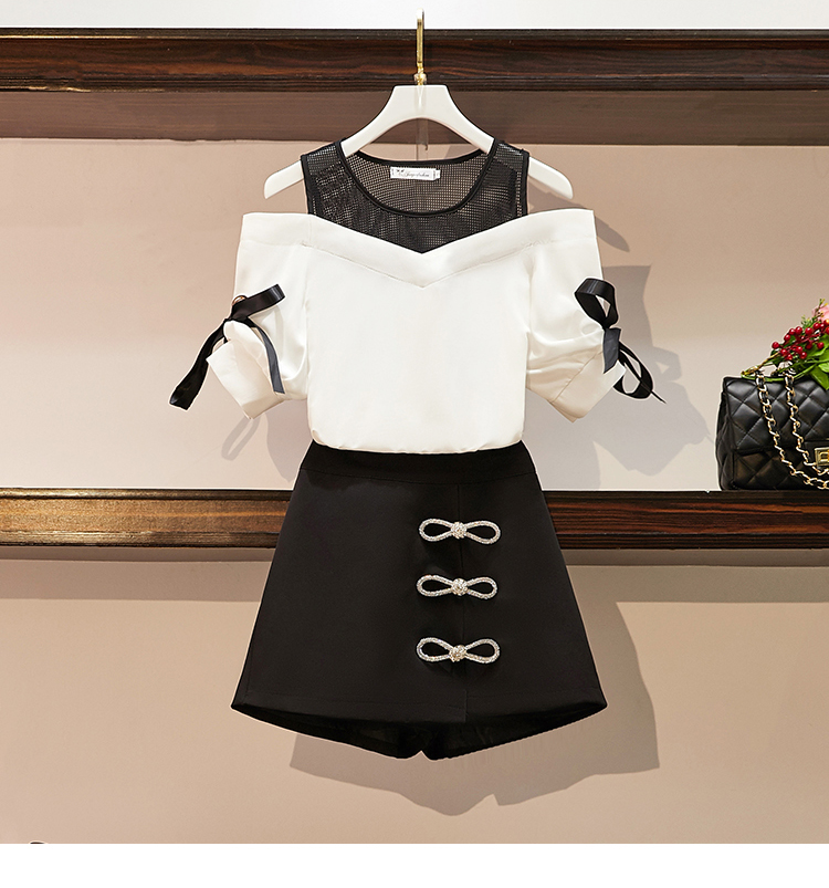 Blouse3794 เสื้อแฟชั่นเว้าไหล่ ช่วงบ่าแต่งผ้าตาข่ายสีดำ แขนผูกโบว์เก๋ๆ ผ้าโพลีเนื้อดีหนาทึบแสงสีพื้นขาว งานน่ารักผ้าเนื้อดีนุ่มใส่สบาย แมทช์กับกระโปรงหรือกางเกงได้หลายสไตล์