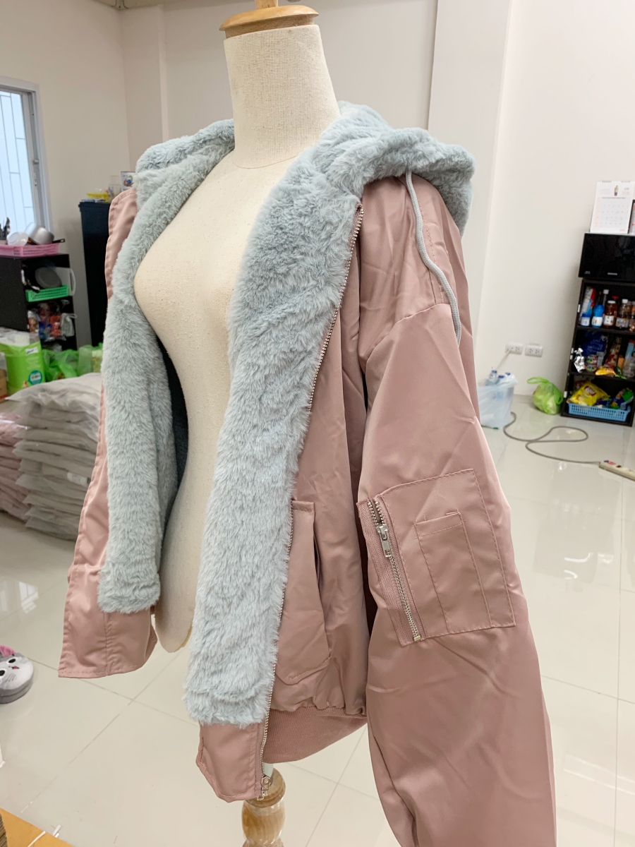 งานจริงน่ารักมาก!! เสื้อกันหนาวบุขนช่วงตัวและฮู้ดนุ่มสุดๆ ทรงโคล่ง Over Size ช่วงแขนบุซับในกันลม งานดีพร้อมส่งจ้า สีชมพูนู๊ด