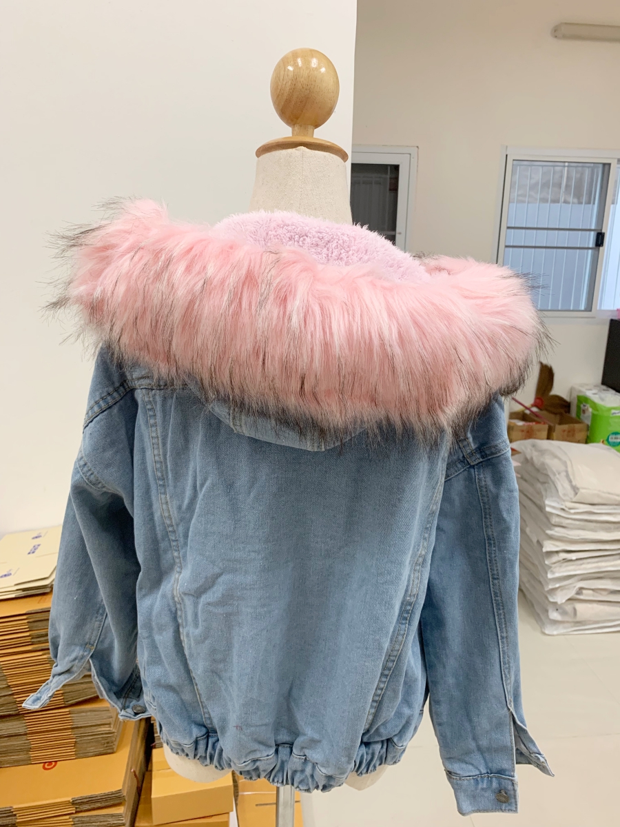 เสื้อกันหนาว ช่วงตัวเป็นผ้ายีนส์ ด้านในบุขนช่วงตัว ช่วงแขนบุซับในกันลม พร้อมขนเฟลอฟูนุ่มมาก งานดี การรันตีจ้า มี 3 สีน้า same pic