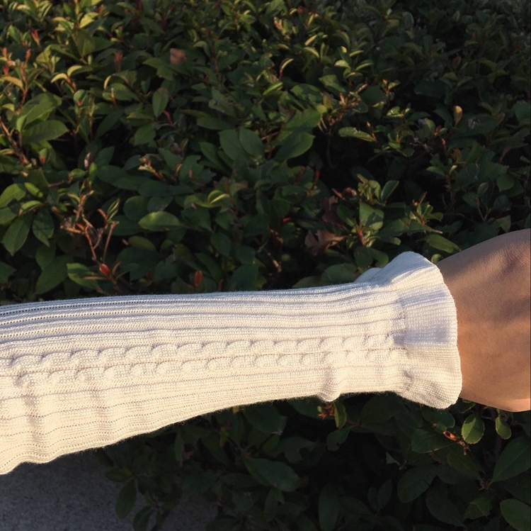 สีขาว : เสื้อไหมพรมคอเต่า ผ้านุ่ม แต่งช่วงปลายคอ แขน ชายเสื้อ ผ้าร่องมี texture ในตัว งานดี ยืดได้เยอะ