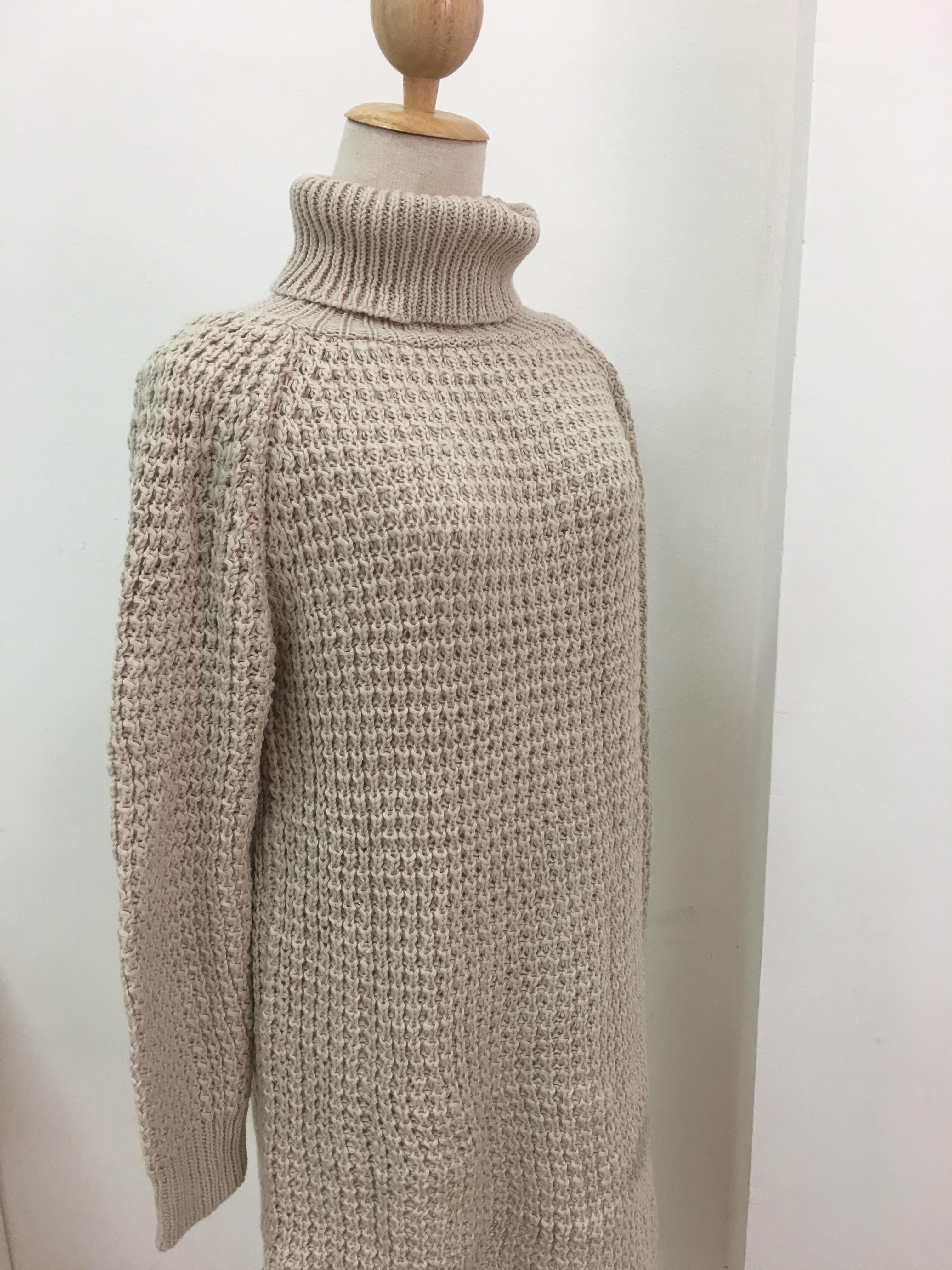 เสื้อไหมพรมตัวโคล่ง สีครีม ยืดได้เยอะ ผ้าเนื้อนุ่มมากกก ใส่เดี่ยวๆ หวานๆ น่ารักมากค่าาา ><