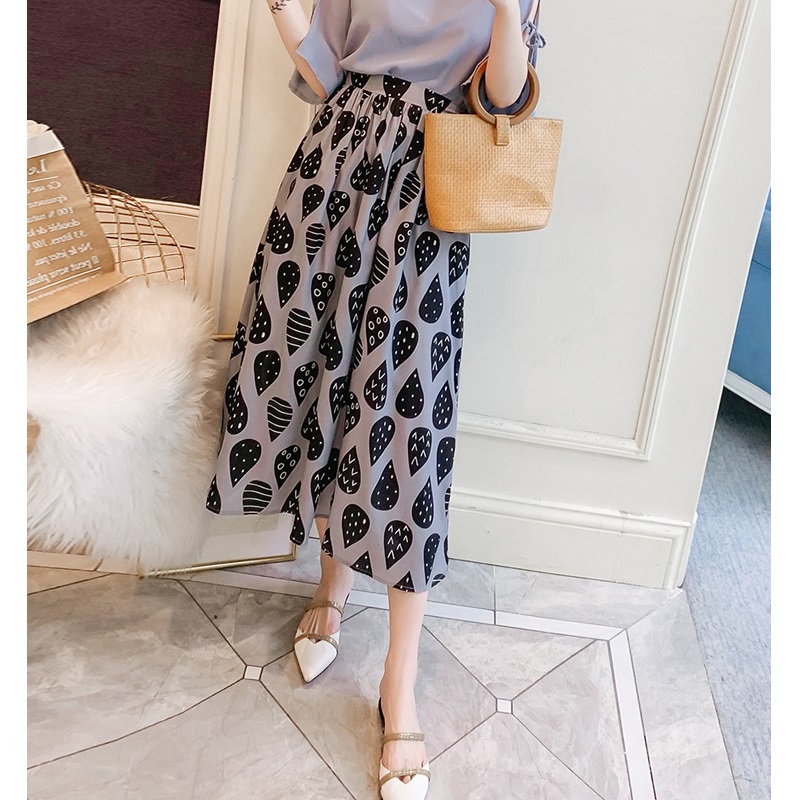 Skirt397 กระโปรงยาวลายกราฟฟิคเอวยางยืด ผ้าโพลีเนื้อดีนุ่มใส่สบายผ้าเนื้อดีเรียบสวยไม่ยับง่าย งานสวยแมทช์กับเสื้อทรงไหนก็น่ารักดูดี