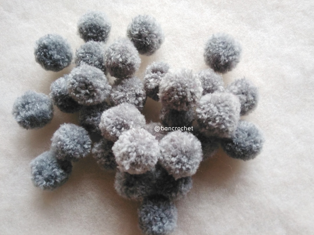 ปอมปอมไหมพรม ขนาด 2.5-3 ซม pom poms crochet เทา 2.5-3 ซม.