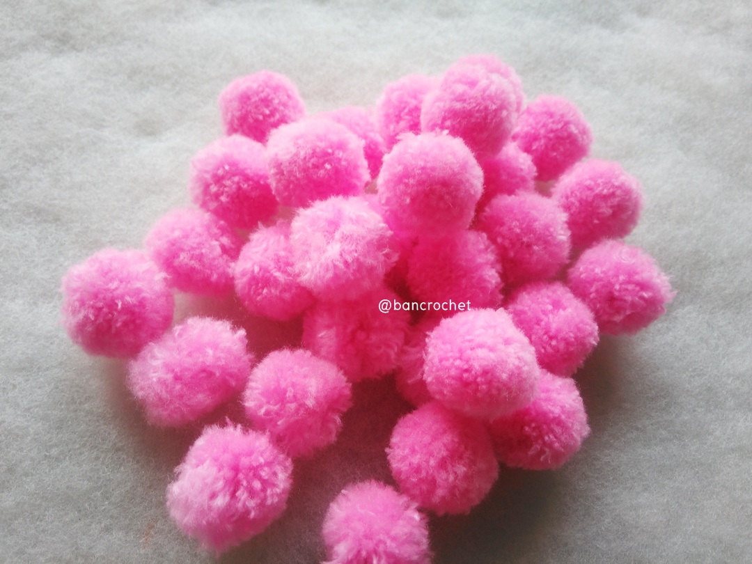 ปอมปอมไหมพรม ขนาด 2.5-3 ซม pom poms crochet ชมพูเข้ม 2.5-3 ซม.