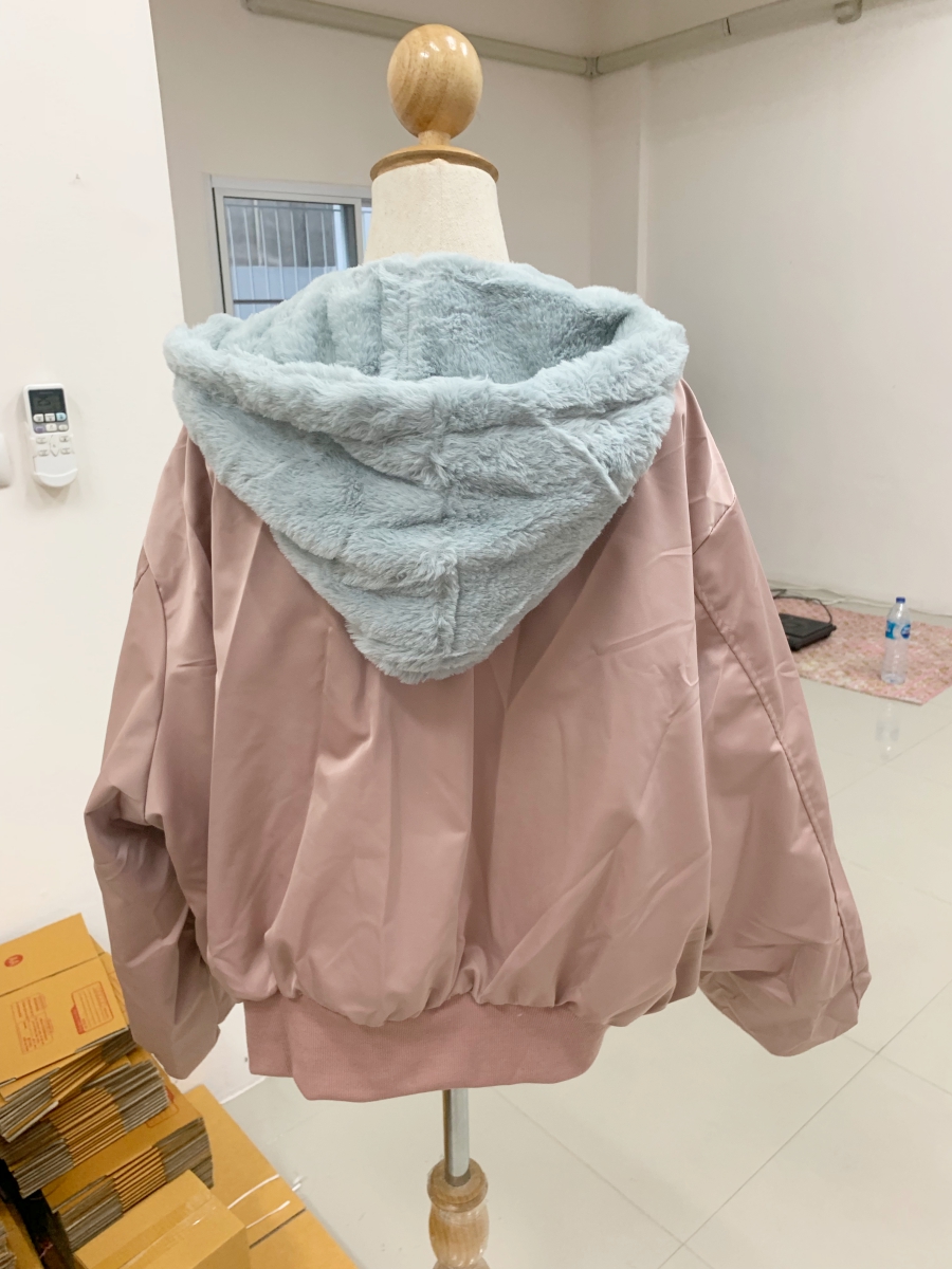 งานจริงน่ารักมาก!! เสื้อกันหนาวบุขนช่วงตัวและฮู้ดนุ่มสุดๆ ทรงโคล่ง Over Size ช่วงแขนบุซับในกันลม งานดีพร้อมส่งจ้า สีชมพูนู๊ด