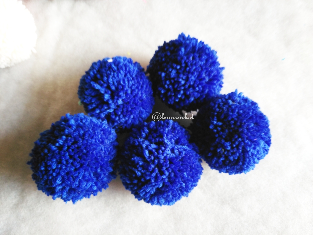 ปอมปอมไหมพรมสีน้ำเงิน ขนาด 2 นิ้ว pompoms crochet