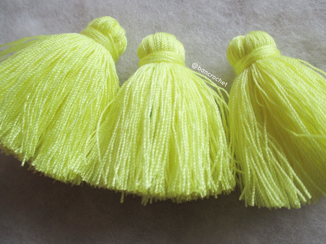 พู่แบบหนาฟู ขนาด 2 นิ้ว 4 ply tassel crochet acrylic yarn 4 ply เหลือง 2 นิ้ว