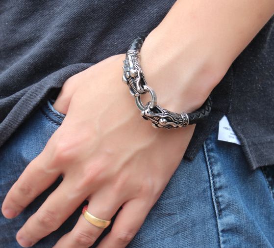 สร้อยข้อมือผู้ชาย หนังแท้ สีดำ ดีไซน์ เป็น หัวมังกร เงิน คาบห่วง 2 หัว ตัวสายสร้อยข้อมือ ทำเป็นหนังถัก สร้อยข้อมือ เสริมบารมี no 285701