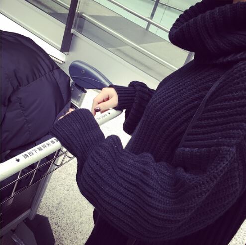 เสื้อไหมพรมคอเต่า ตัวโคล่ง สีดำ ยืดได้เยอะ ใส่เดี่ยวไหรือใส่โค้ทคลุมก็สวยจ้า