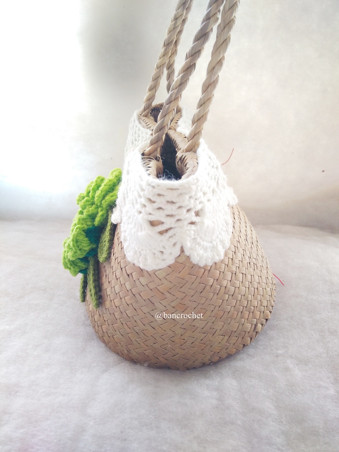 กระเป๋าสานกระจูดประดับดอกไม้ grajood basket weave bags ธรรมชาติ 6นิ้ว