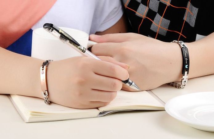 สร้อยข้อมือผู้ชาย กำไลข้อมือผู้ชาย ผู้หญิง สร้อยข้อมือคู่ ชาย หญิง Stainless Steel ออกแบบเป็นคู่ ผู้ชายสีดำ ผู้หญิง สี Rose Gold ของขวัญสุดพิเศษ 467894