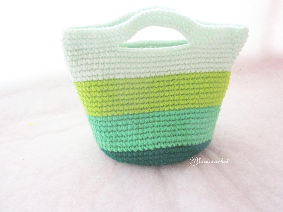 กระเป๋าถักไหมพรมสีเขียวสลับสี handbag crochet handmade