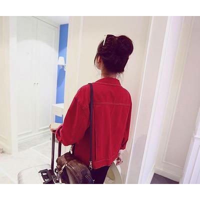 แจ็คเก็ตตัวสั้น สีแดง ทรงสวย ผ้าเนื้อดีไม่บาง แต่งกระเป๋าหลอกด้านหน้า กุ้นขอบรุ่ยๆ เซอร์ๆทั้งตัว แดงส้ม