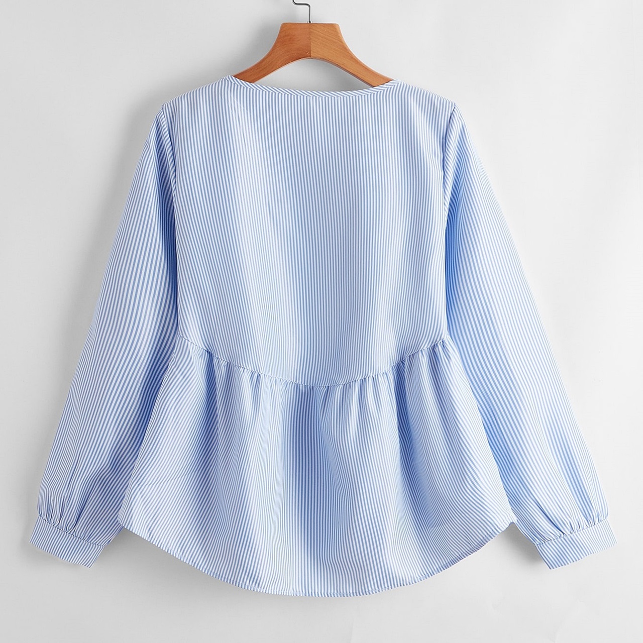 Blouse4060 เสื้อแขนยาวลายริ้วสีฟ้าขาว ทรงหน้าสั้นหลังยาวชายระบาย ผ้าคอตตอนเกรดพรีเมียมเนื้อดีนุ่มใส่สบาย
