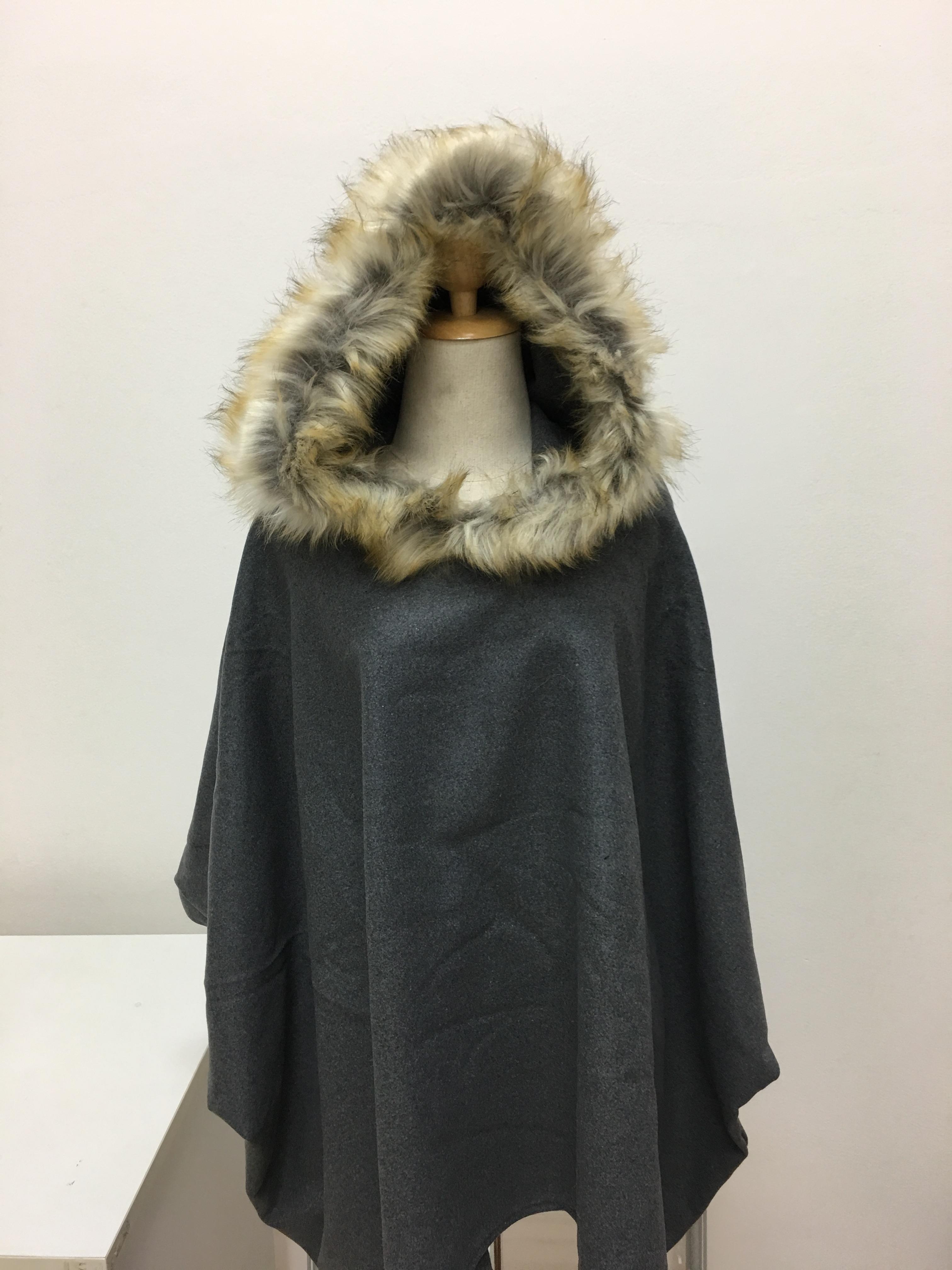 โค้ทกันหนาว ทรงโคล่ง แต่งขนเฟลอร์รอบฮูด ผ้าวูลเนื้อดี มีน้ำหนักทิ้งตัว