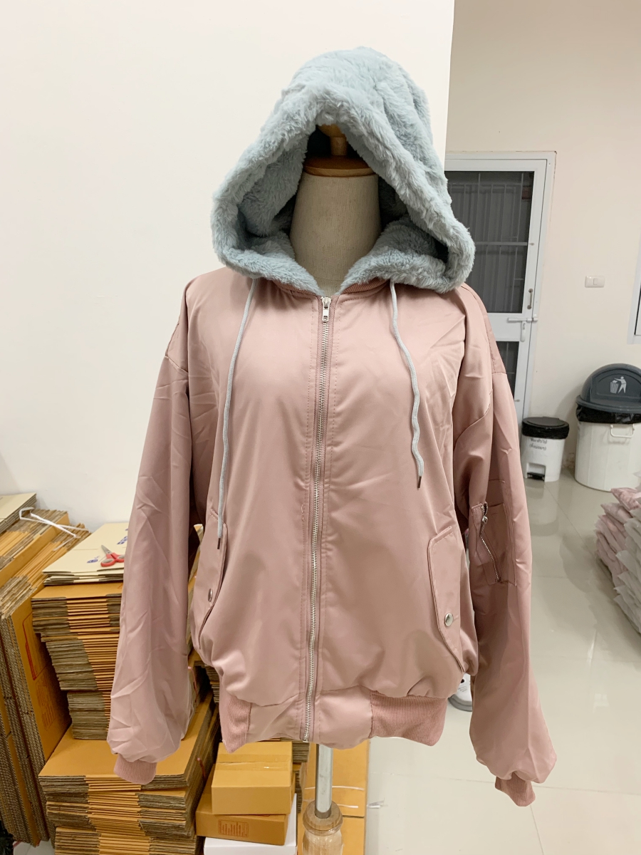 งานจริงน่ารักมาก!! เสื้อกันหนาวบุขนช่วงตัวและฮู้ดนุ่มสุดๆ ทรงโคล่ง Over Size ช่วงแขนบุซับในกันลม งานดีพร้อมส่งจ้า สีชมพูนู๊ด