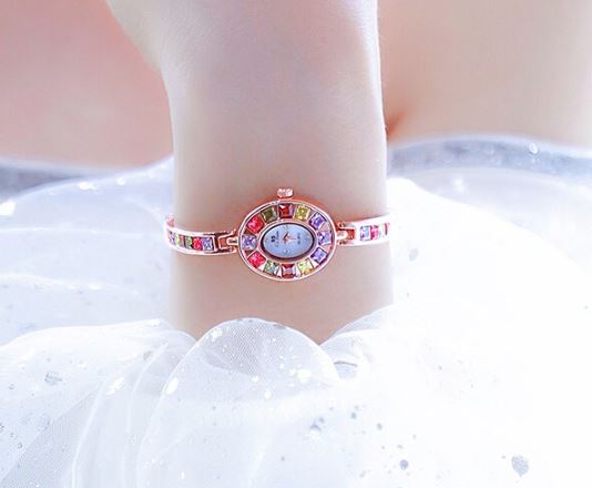 นาฬิกาข้อมือ ฝังเพชร อัญมณี หลากสี สวยหรู นาฬิกาแบบ สร้อยข้อมือ หน้าปัดรูปไข่ สวยอย่างลงตัว 677800