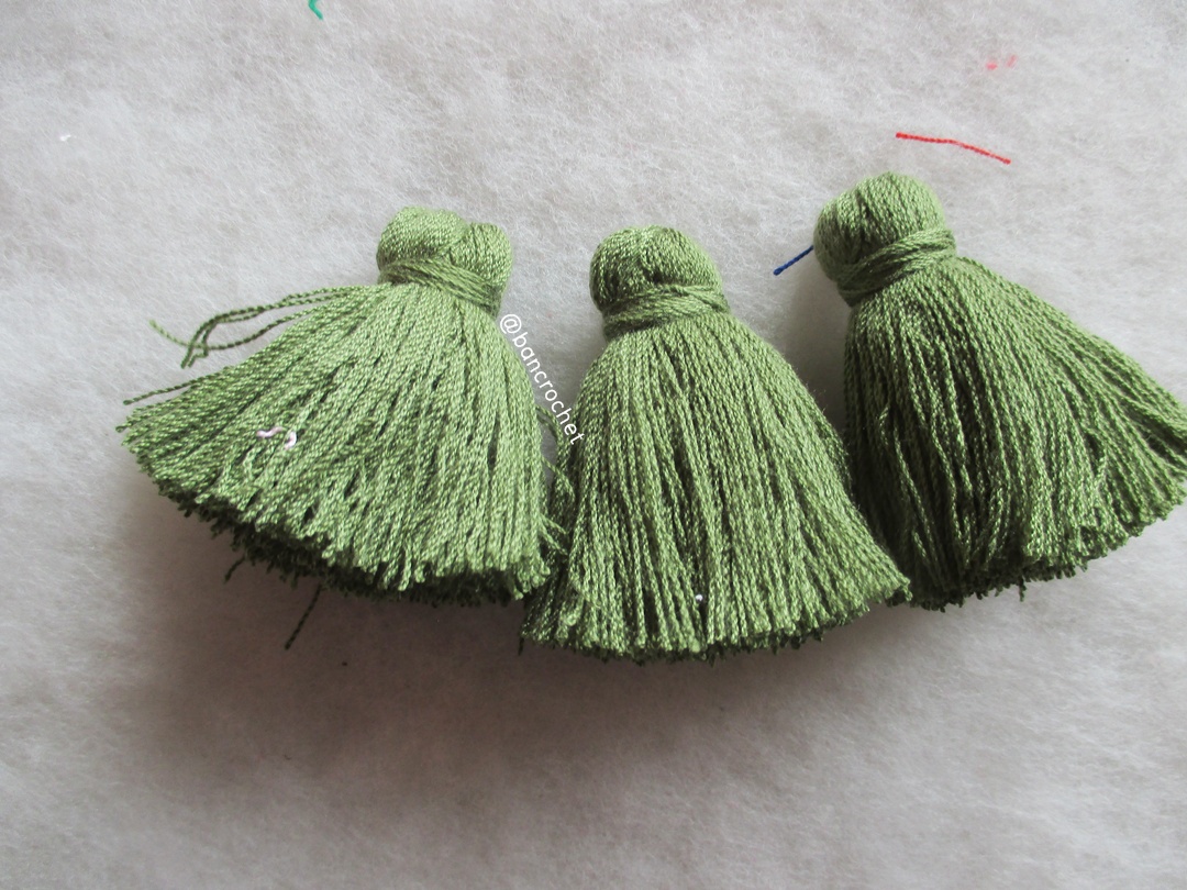 พู่แบบหนาฟู ขนาด 2 นิ้ว 4 ply tassel crochet acrylic yarn 4 ply เขียวขี้ม้า 2 นิ้ว