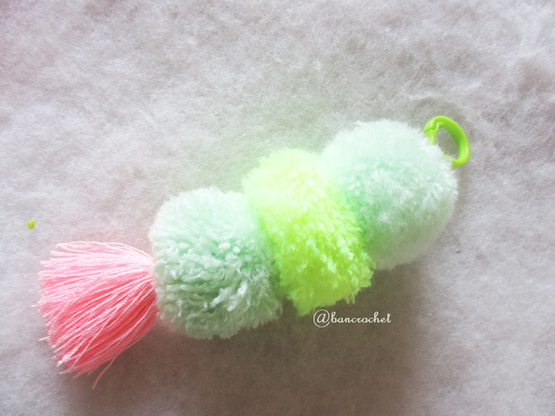 พวงกุญแจปอมปอม pompoms crochet keychain