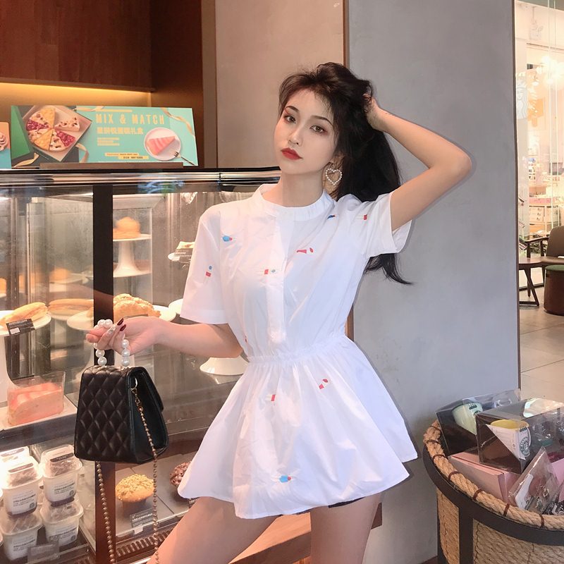 Blouse3782 เสื้อเชิ้ตคอจีนตัวยาวสีขาว เอวสม็อค ผ้าคอตตอนเนื้อดีปักลายน่ารัก ดีไซน์เก๋ๆ แมทช์กับอะไรก็เข้า