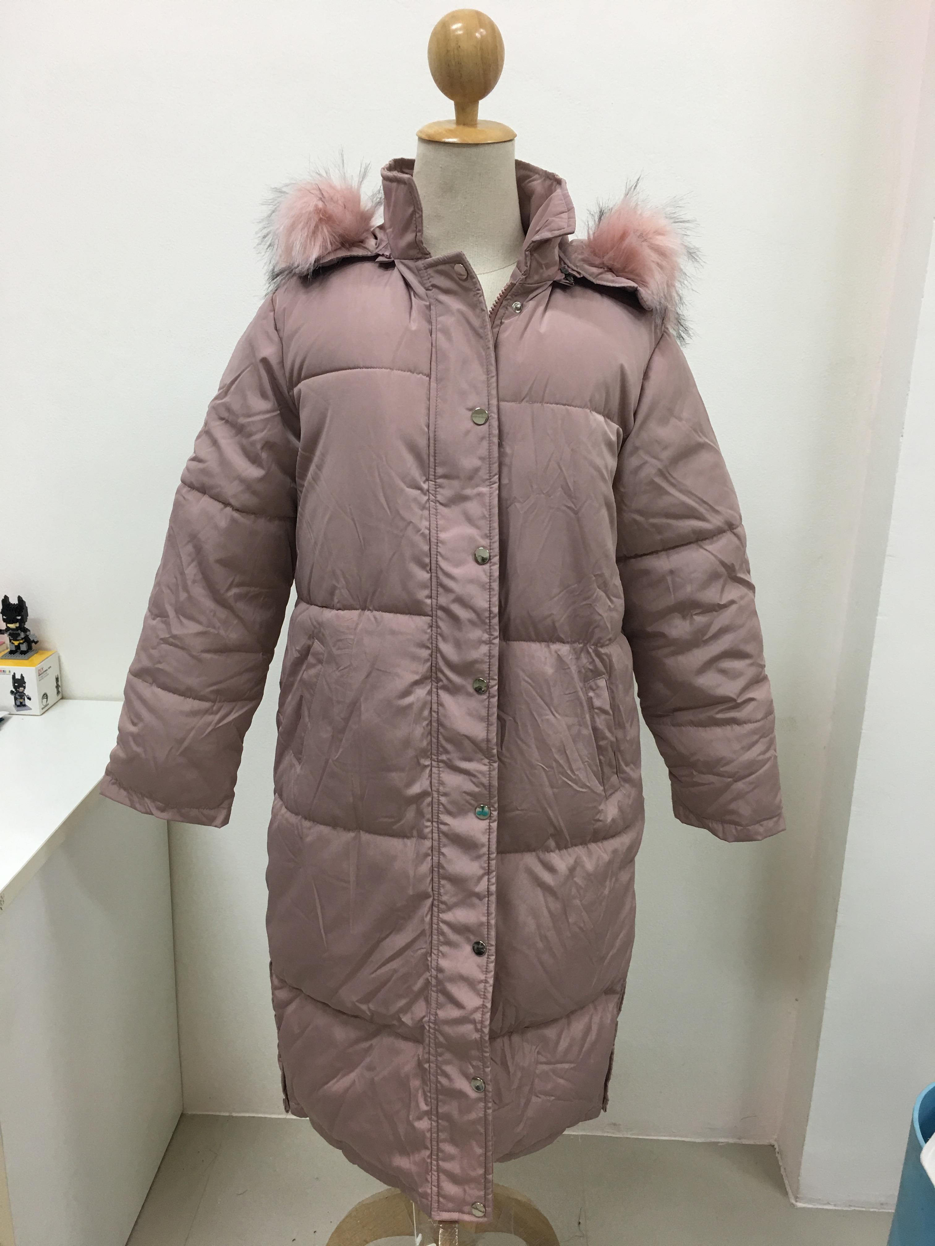 เสื้อกันหนาวฮู้ดดี้ ทรงยาว แต่งเฟอร์หนาฟู สีชมพูหม่น งานเกรดดีเหมือนแบบ อุ่นมาก หิมะก็เอาอยู่ (ถอดขนถอดฮู้ดได้)