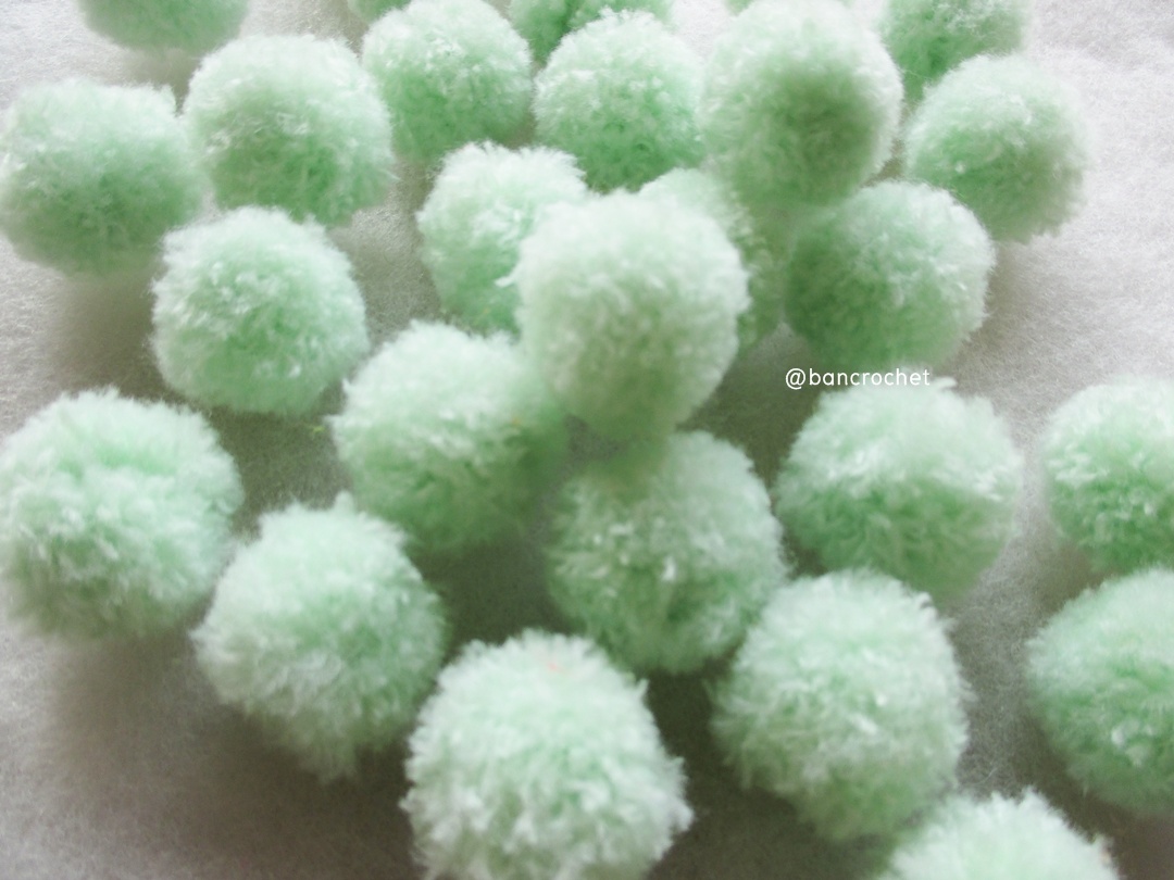 ปอมปอมไหมพรม ขนาด 2.5-3 ซม pom poms crochet เขียวอ่อน 2.5-3ซม.