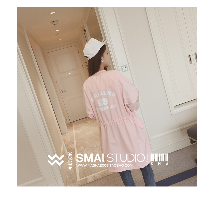 เสื้อคลุมสไตล์เกาหลี ทรงยาว ผ้าร่ม แต่งสกรีนลายด้านหลัง ดีเทลช่วงหลังเก๋ๆ พร้อมส่ง