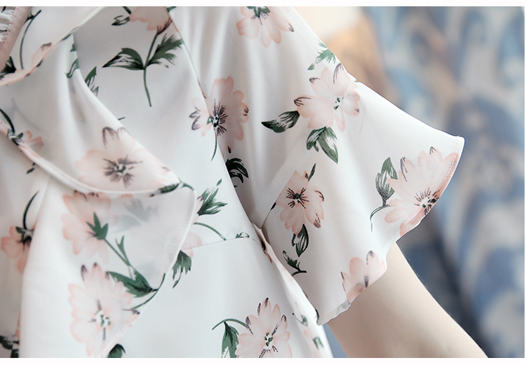 Blouse3788 เสื้อชีฟองสีครีมลายดอกไม้สีชมพู แต่งระบายที่คอ ช่วงอกและปลายแขน ผ้าชีฟองเกรดพรีเมียมเนื้อดีหนาสวย มีซับในอย่างดี งานสวยผ้านุ่มใส่สบาย แมทช์กับอะไรก็สวย