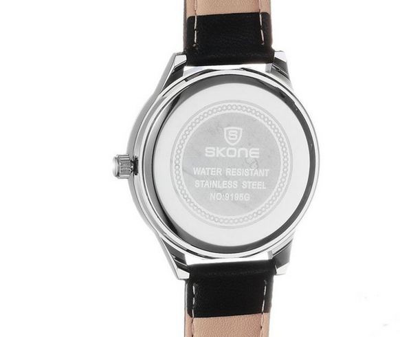 นาฬิกาข้อมือ ผู้หญิง สายหนัง ฝังเพชร ออกแบบ หน้าปัด ด้านใน เป็น ต้นคริสมาสต์ ติดเพชร สวยหรู ท่ามกลาง หิมะ สายหนังสีน้ำตาล ดำ ขาว 542945