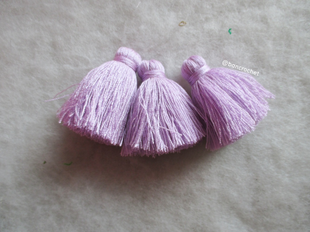 พู่แบบหนาฟู ขนาด 2 นิ้ว 4 ply tassel crochet acrylic yarn 4 ply ม่วงอ่อน 2 นิ้ว