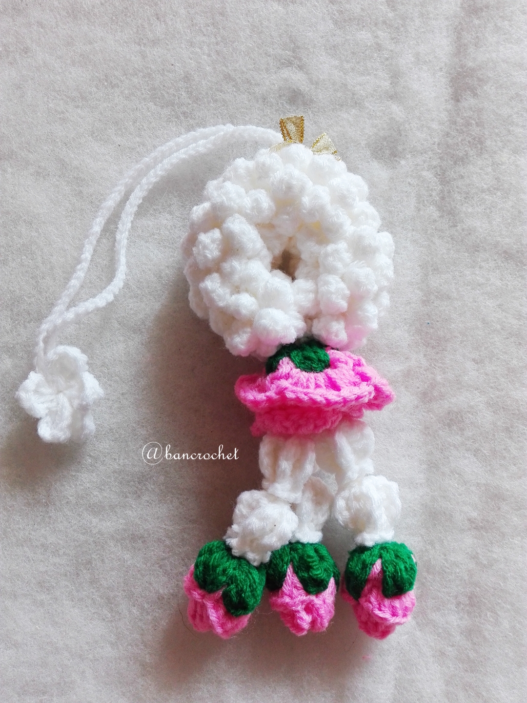 พวงมาลัยกุหลาบถักแขวนหน้ารถ / แขวนกระจกรถ ถักโครเชต์ thai garland crochet hanging
