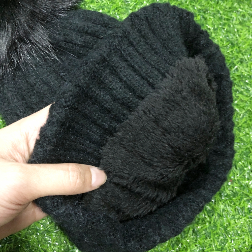 หมวกทรงยอดฮิต ไหมพรมขนกระต่ายเนื้อนุ่ม แต่งพู่กลมขนฟูที่ปลายหมวก ด้านในบุขนอุ่น พร้อมส่ง