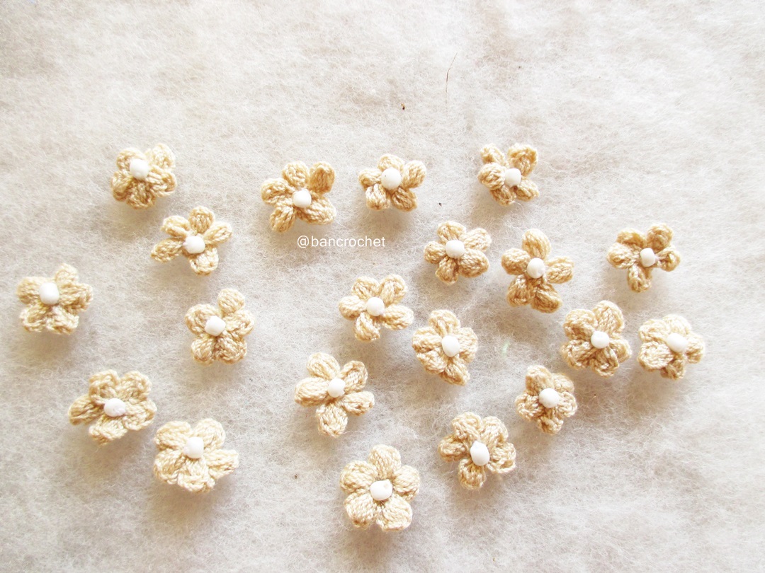 Bancrochet ดอกไม้จิ๋วถักโครเชต์ crochet mini flowers สีครีมอ่อน 0.5 นิ้ว