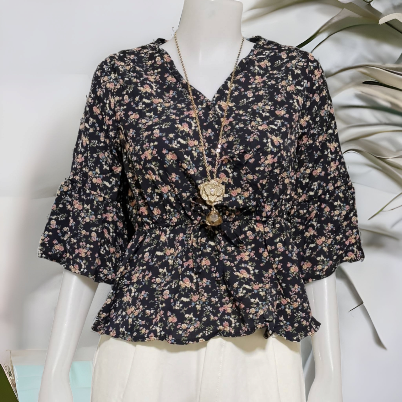 Blouse4053 เสื้อคอวีลายดอกไม้ แขนสามส่วนระบาย เอวสม็อคยางยืด ผ้าชีฟองเนื้อหนานิ่มใส่สบาย งานน่ารัก ใส่เที่ยว/ใส่ทำงานได้ มี 4 สี ดำ, ครีม, ชมพู, ฟ้า