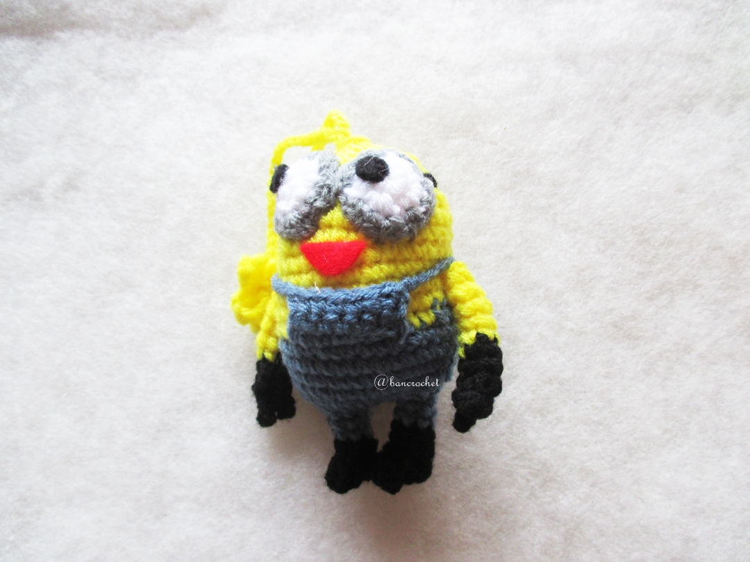 พวงกุญแจมินเนี่ยนถักไหมพรม ขนาด 4 นิ้ว minions crochet keychain 4 inch