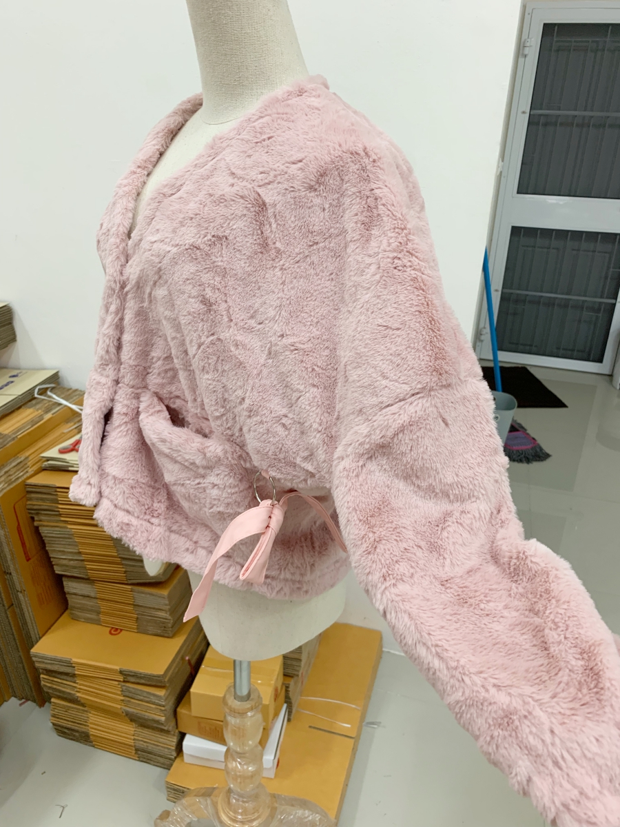 เสื้อกันหนาว แขนยาว ขนแมวนุ่มสุดๆ ใส่แล้วเป็นคุณหนูขึ้นมาทันที งานดีพร้อมส่งจ้า สีชมพูนู๊ด