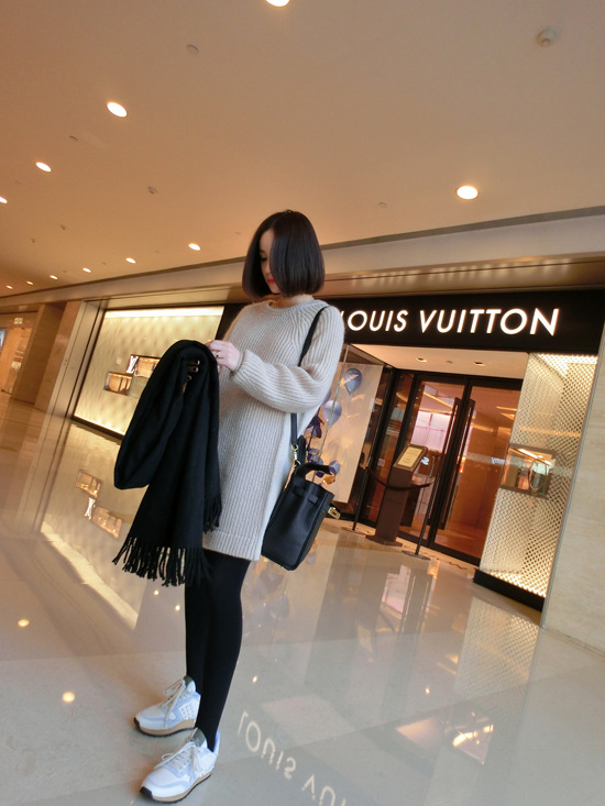 Sweater เสื้อไหมพรมถักตัวยาว สีเทาอ่อน ใส่ตัวเดี๋ยวได้เลยเก๋ๆ ยืดได้เยอะ เทา