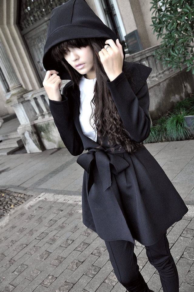 เสื้อคลุมทรงเก๋ สีดำ จะผูกเอวหรือจะใส่แบบปล่อยๆ ก็เก๋ เนื้อผ้ายืดหยุ่นมีน้ำหนักทิ้งตัว ไม่หนาใส่คลุมสบายๆ มีฮู้ดค่ะ Black